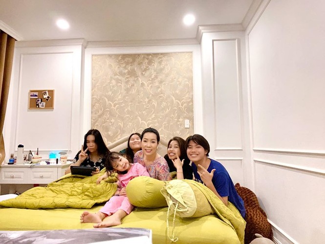 Sao Việt cách ly ngày 4: Kim Lý mặc váy Hồ Ngọc Hà, Châu Bùi khoe ảnh nội y - ảnh 8