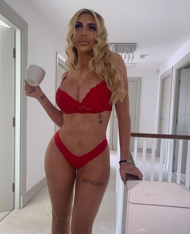 Chloe Ferry mặc đồ bơi, nội y chụp ảnh ‘tự sướng’ khắp nhà mùa COVID-19 - ảnh 4