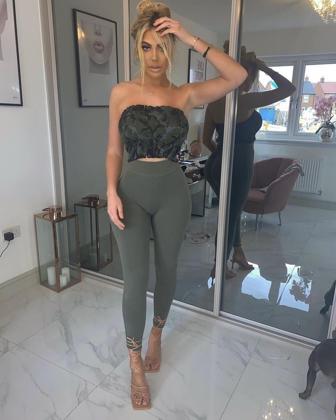 Chloe Ferry mặc đồ bơi, nội y chụp ảnh ‘tự sướng’ khắp nhà mùa COVID-19 - ảnh 5