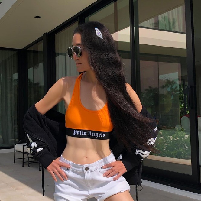 Thân hình nuột nà đến khó tin ở tuổi 70 của ‘nữ hoàng váy cưới’ Vera Wang - ảnh 2