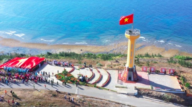 Trầm hương Khánh Hòa trao tặng vườn hoa tại cột cờ Thới Lới cho huyện đảo Lý Sơn - ảnh 1