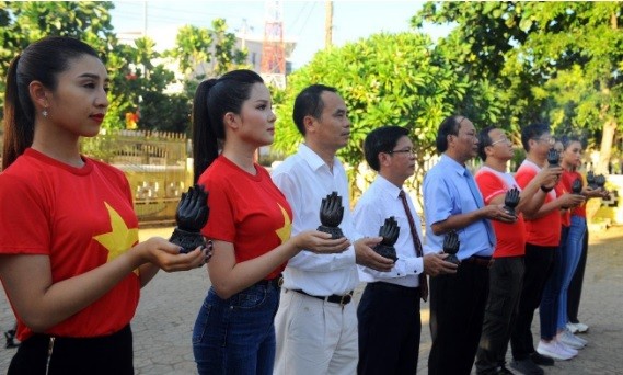 Trầm hương Khánh Hòa trao tặng vườn hoa tại cột cờ Thới Lới cho huyện đảo Lý Sơn - ảnh 4