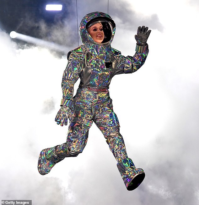 Katy Perry lần đầu lộ diện sau sinh, mặc áo nịt ngực có ống hút sữa gây sốc - ảnh 3