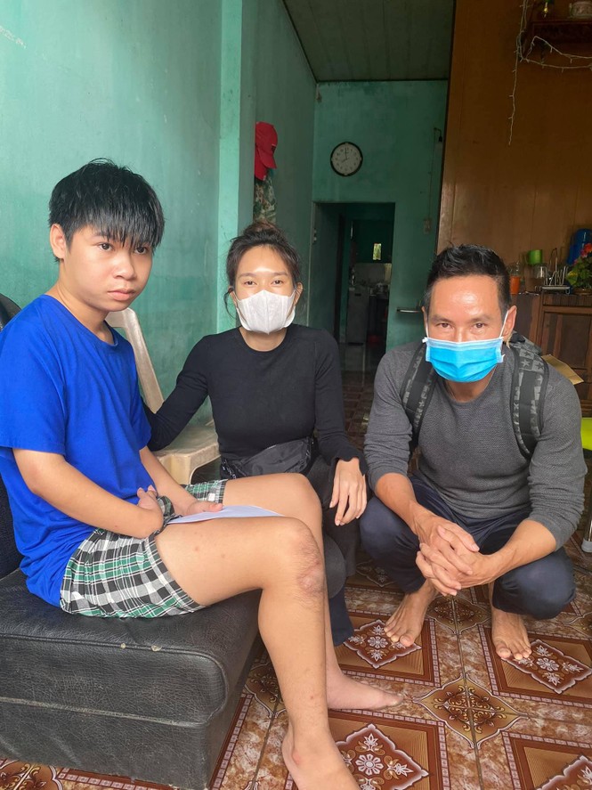 Nghệ sĩ Việt liên tục quyên góp, trực tiếp đi cứu trợ miền Trung ruột thịt - ảnh 3