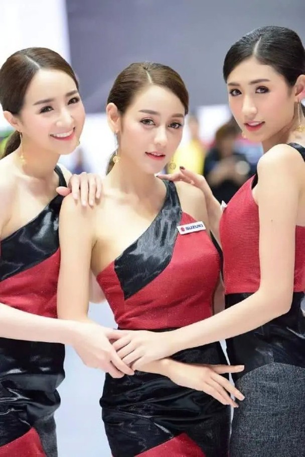 Người mẫu xe hơi gây ‘bão’ mạng vì quá giống Địch Lệ Nhiệt Ba - ảnh 4