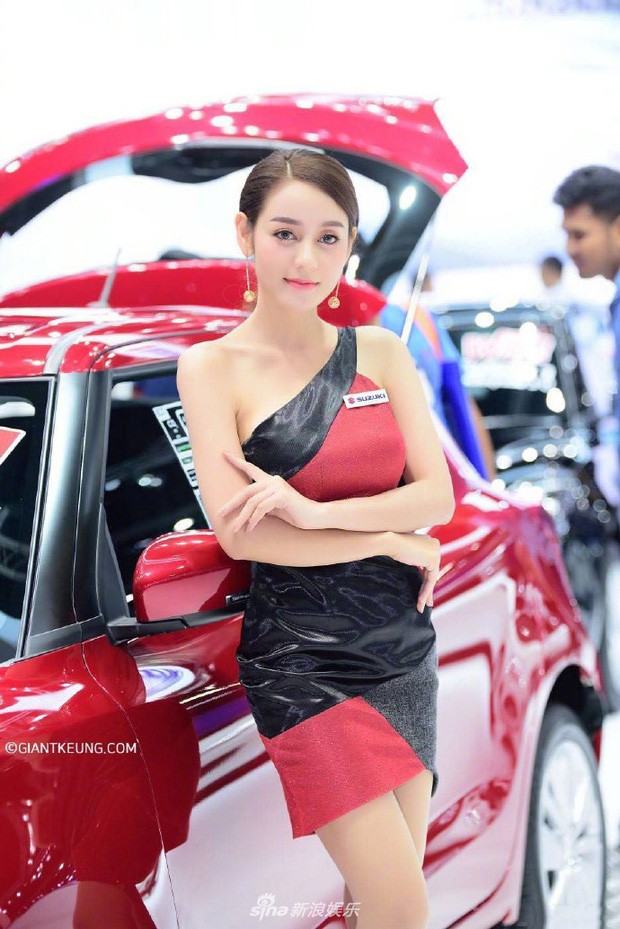 Người mẫu xe hơi gây ‘bão’ mạng vì quá giống Địch Lệ Nhiệt Ba - ảnh 2