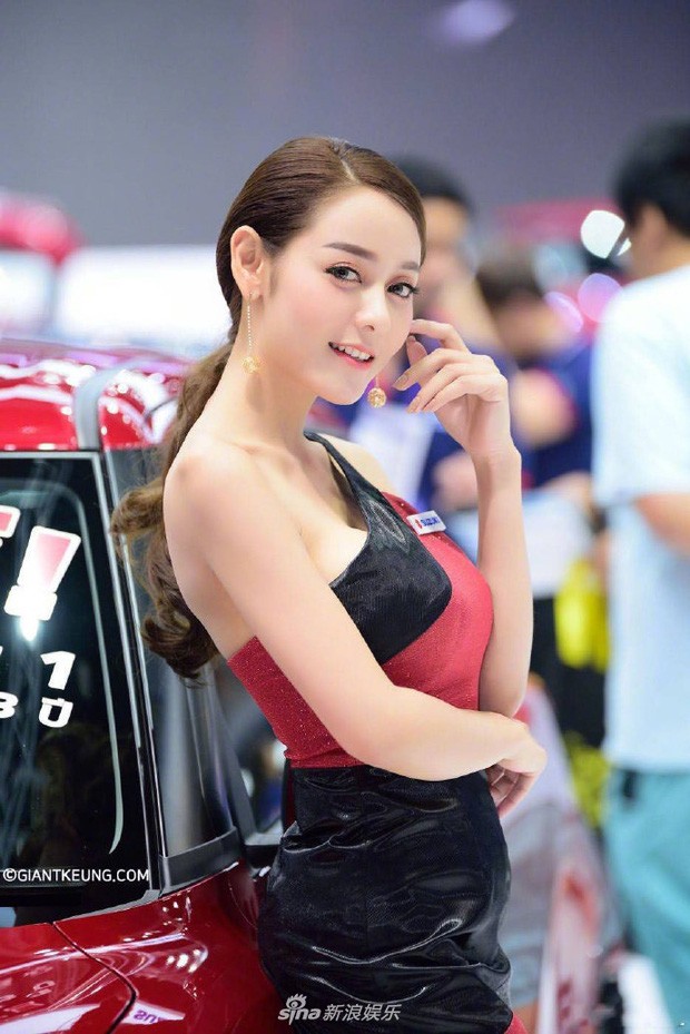 Người mẫu xe hơi gây ‘bão’ mạng vì quá giống Địch Lệ Nhiệt Ba - ảnh 3