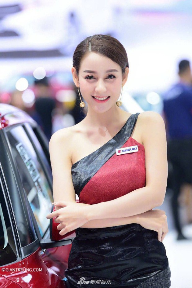 Người mẫu xe hơi gây ‘bão’ mạng vì quá giống Địch Lệ Nhiệt Ba - ảnh 5