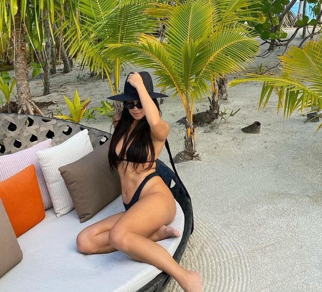 Chị gái Kim ‘siêu vòng ba’ khoe hình thể như gái đôi mươi với bikini ở tuổi 41 - ảnh 2