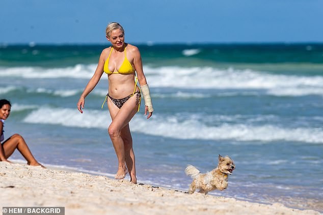Em út phim ‘Phép thuật’ tự tin diện bikini dạo biển ở tuổi 47 - ảnh 4