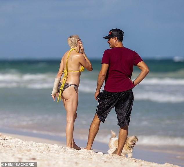 Em út phim ‘Phép thuật’ tự tin diện bikini dạo biển ở tuổi 47 - ảnh 5