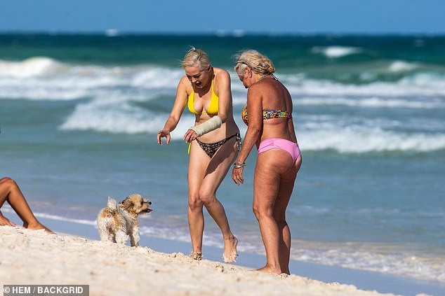 Em út phim ‘Phép thuật’ tự tin diện bikini dạo biển ở tuổi 47 - ảnh 6