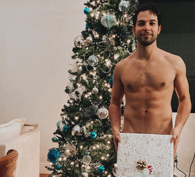 Muôn kiểu 'check-in' Noel tại gia của sao thế giới: Người khoả thân, người sexy nóng bỏng - ảnh 2