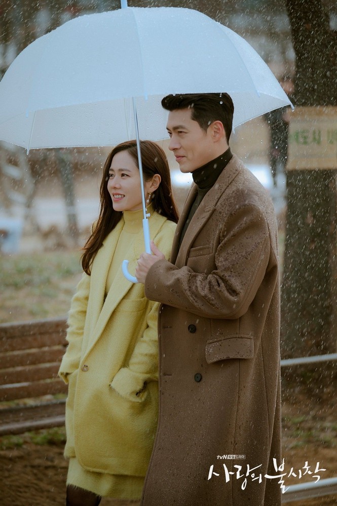 Những khoảnh khắc ‘rụng tim’ của Hyun Bin và Son Ye Jin từ trong phim đến đời thực - ảnh 8