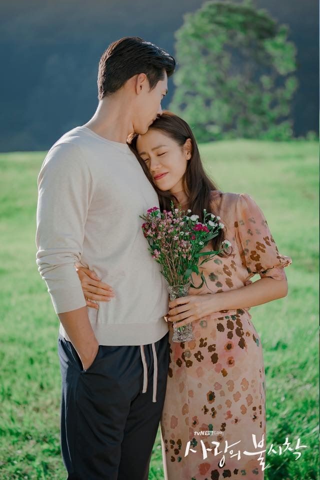 Những khoảnh khắc ‘rụng tim’ của Hyun Bin và Son Ye Jin từ trong phim đến đời thực - ảnh 10