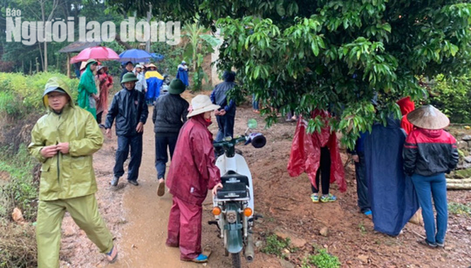 Tá hỏa phát hiện 3 bố con cùng chết trên giường - ảnh 1