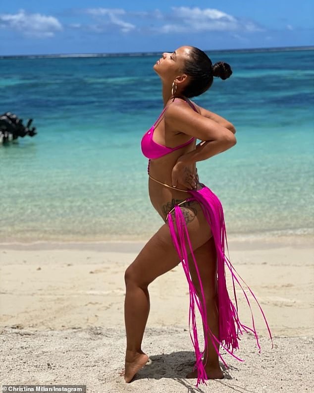Mang thai lần 3, Christina Milian vẫn quyến rũ khó cưỡng với bikini bé xíu - ảnh 1