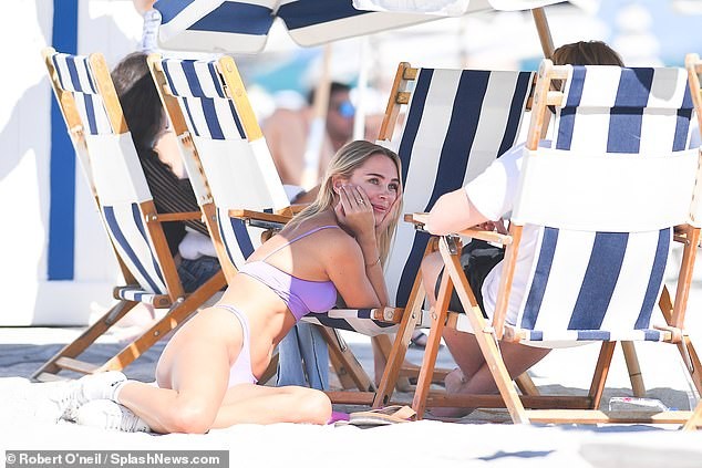 Kimberley Garner khoe body nóng bỏng với bikini, ôm ấp trai lạ trên bãi biển - ảnh 8