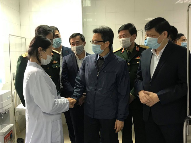 Phó Thủ tướng thăm 3 người tình nguyện tiêm vắc-xin ngừa COVID-19 - ảnh 1