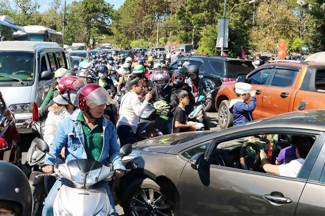 Giới trẻ xếp hàng dài chờ check-in chụp ảnh, Đà Lạt
