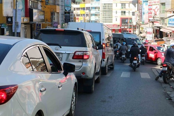Giới trẻ xếp hàng dài chờ check-in chụp ảnh, Đà Lạt