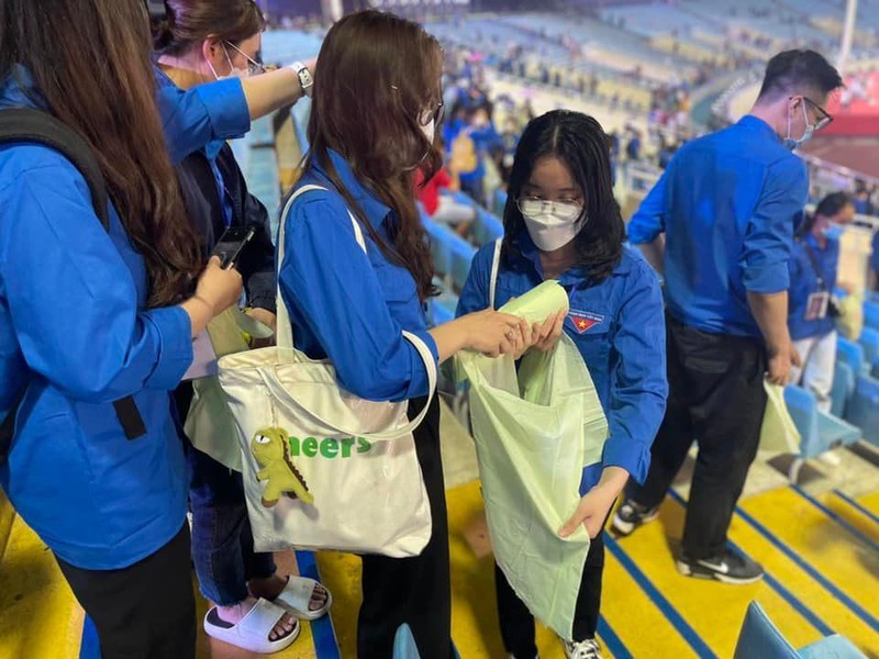 Bạn trẻ tình nguyện dọn vệ sinh tại SEA Games 31 ảnh 3