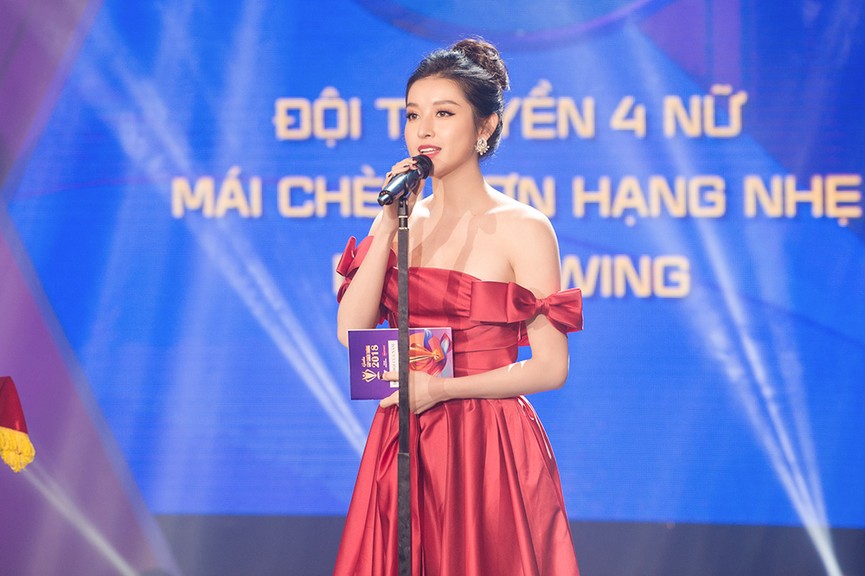 Á hậu Huyền My khoe vai trần gợi cảm, tình tứ dựa vai Đoàn Văn Hậu - ảnh 8
