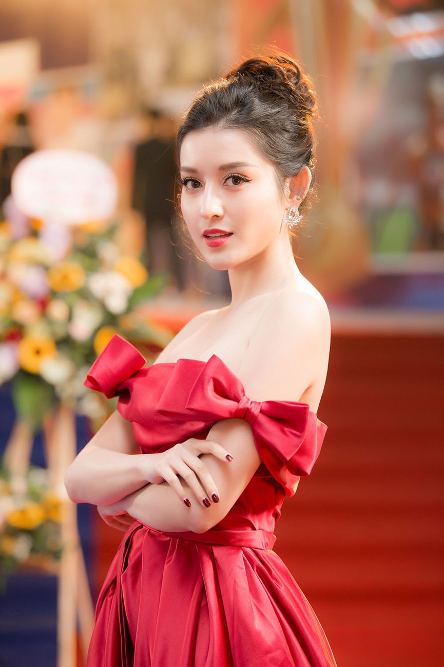 Á hậu Huyền My khoe vai trần gợi cảm, tình tứ dựa vai Đoàn Văn Hậu - ảnh 2