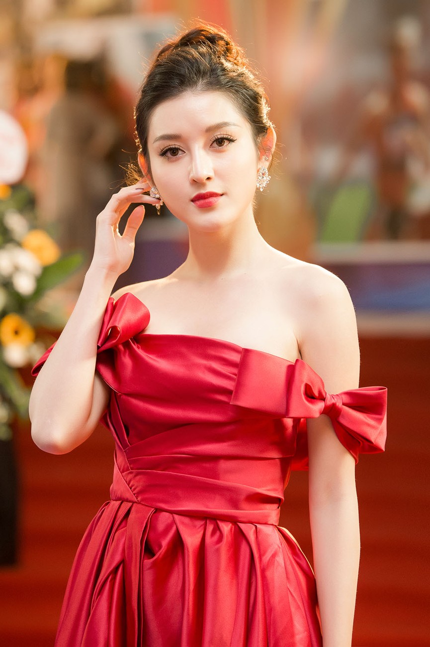 Á hậu Huyền My khoe vai trần gợi cảm, tình tứ dựa vai Đoàn Văn Hậu - ảnh 3