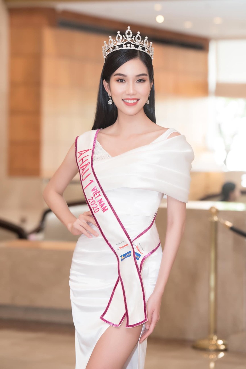 Đỗ Thị Hà, Phương Anh, Ngọc Thảo diện váy xẻ cao khoe vẻ quyến rũ sau đêm đăng quang - ảnh 5