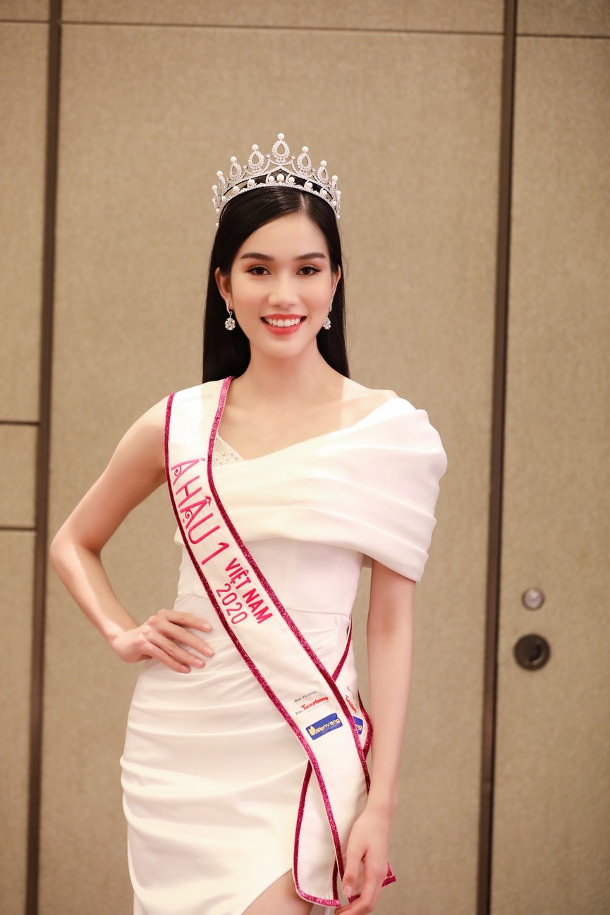 Đỗ Thị Hà, Phương Anh, Ngọc Thảo diện váy xẻ cao khoe vẻ quyến rũ sau đêm đăng quang - ảnh 10