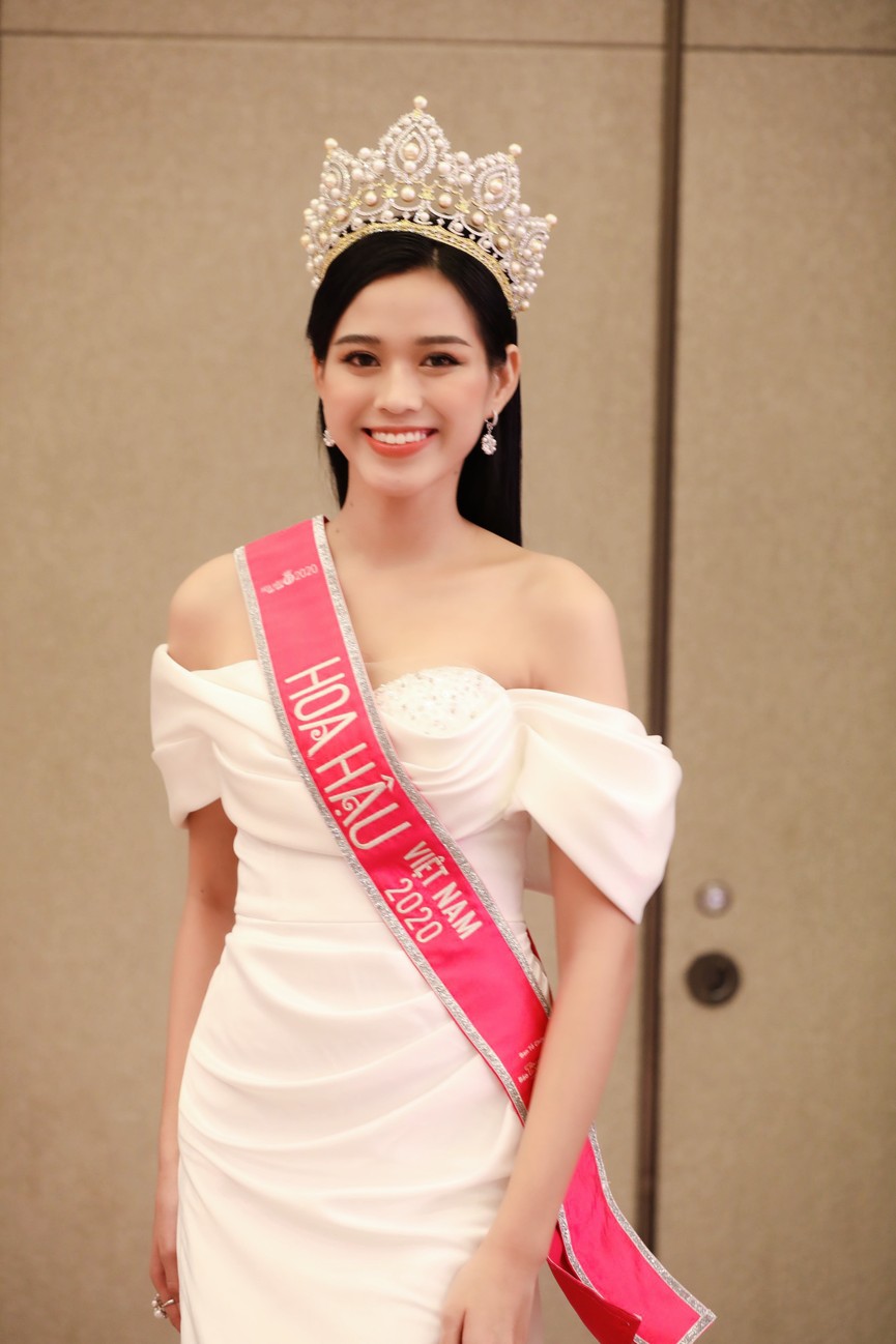 Đỗ Thị Hà, Phương Anh, Ngọc Thảo diện váy xẻ cao khoe vẻ quyến rũ sau đêm đăng quang - ảnh 9