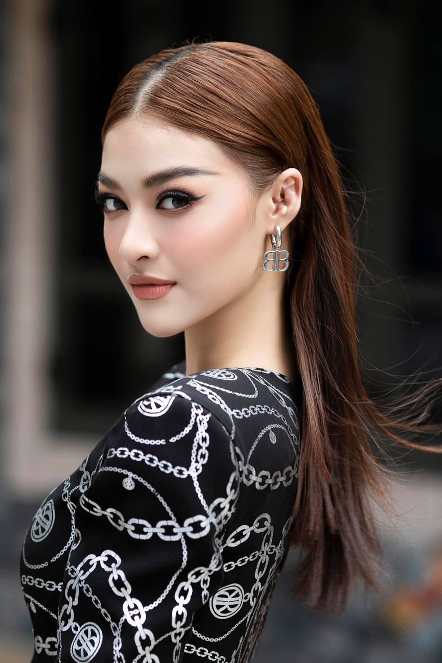Kiều Loan diện váy cắt xẻ khoe chân dài nóng bỏng, Đỗ Mỹ Linh yêu kiều với sắc trắng - ảnh 3