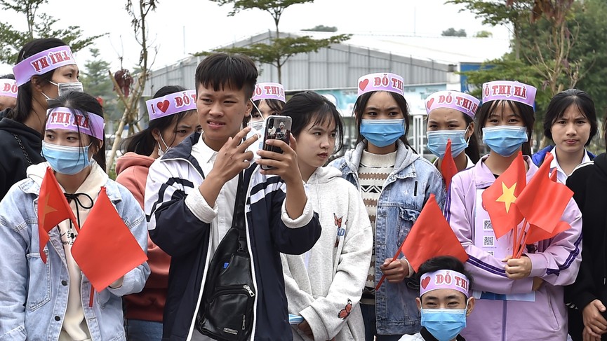 Người dân xứ Thanh chào đón Hoa hậu Đỗ Thị Hà lần đầu trở về sau đăng quang - ảnh 2