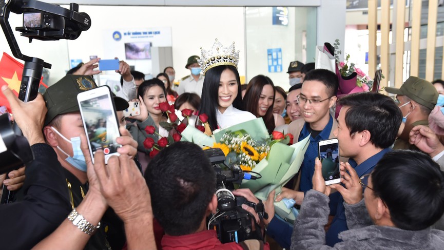 Người dân xứ Thanh chào đón Hoa hậu Đỗ Thị Hà lần đầu trở về sau đăng quang - ảnh 12