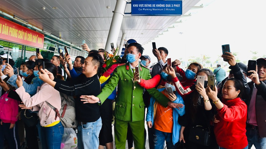 Người dân xứ Thanh chào đón Hoa hậu Đỗ Thị Hà lần đầu trở về sau đăng quang - ảnh 13