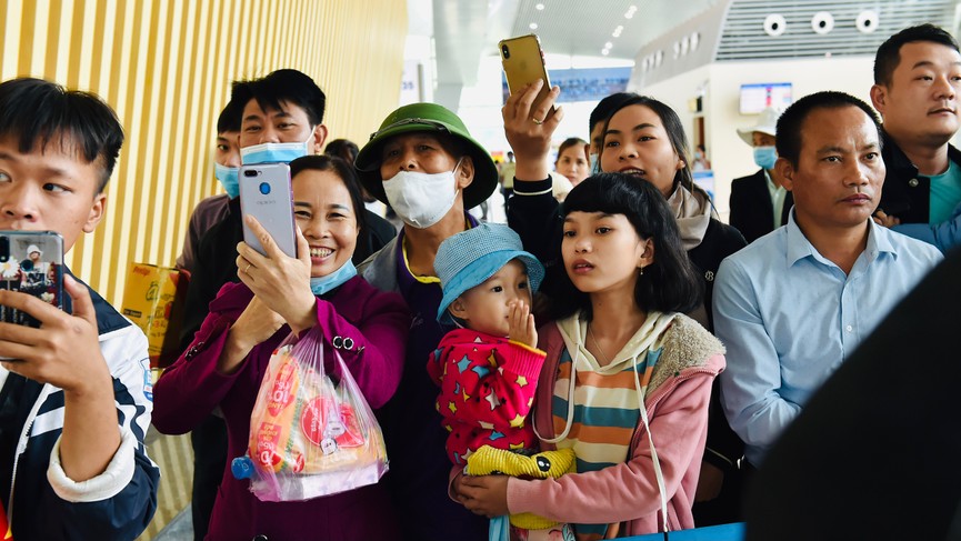Người dân xứ Thanh chào đón Hoa hậu Đỗ Thị Hà lần đầu trở về sau đăng quang - ảnh 4