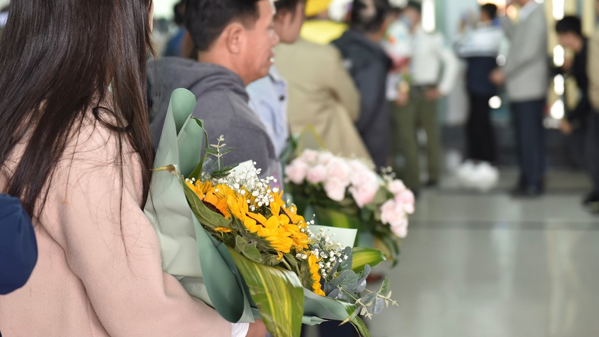 Người dân xứ Thanh chào đón Hoa hậu Đỗ Thị Hà lần đầu trở về sau đăng quang - ảnh 9