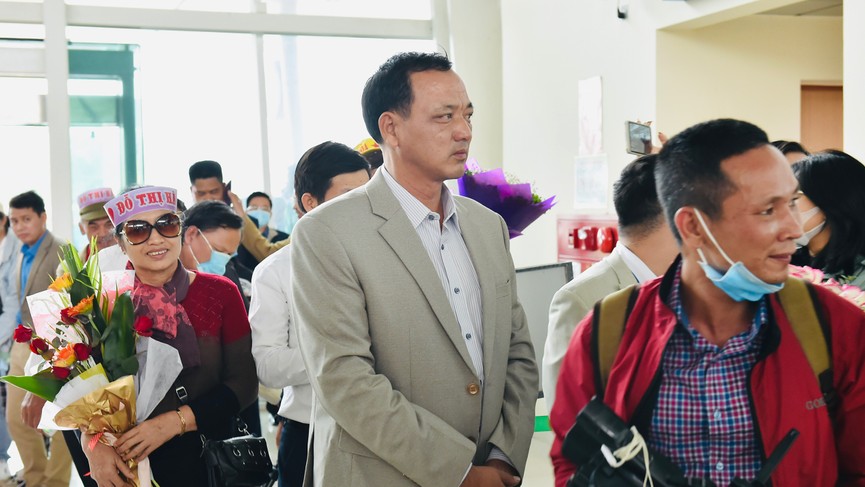 Người dân xứ Thanh chào đón Hoa hậu Đỗ Thị Hà lần đầu trở về sau đăng quang - ảnh 5
