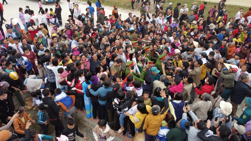 Người dân xứ Thanh chào đón Hoa hậu Đỗ Thị Hà lần đầu trở về sau đăng quang - ảnh 14