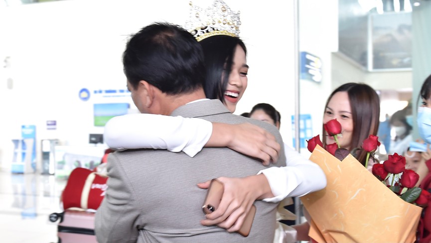 Người dân xứ Thanh chào đón Hoa hậu Đỗ Thị Hà lần đầu trở về sau đăng quang - ảnh 7