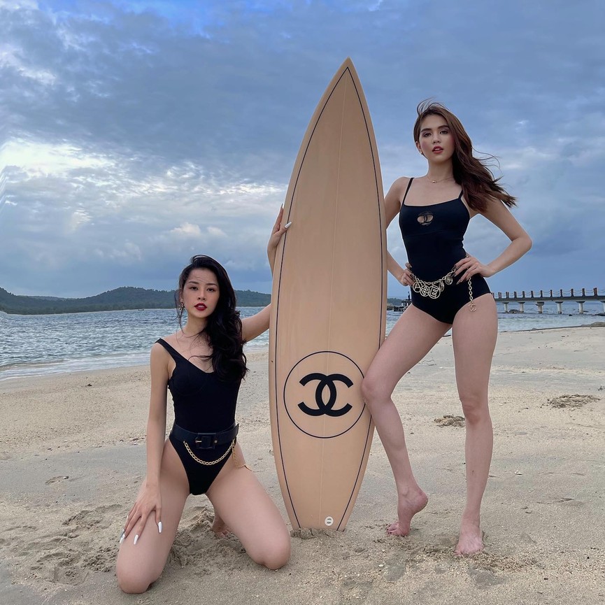 Chi Pu - Ngọc Trinh cùng phô diễn body nóng 'bỏng mắt' với áo tắm - ảnh 4