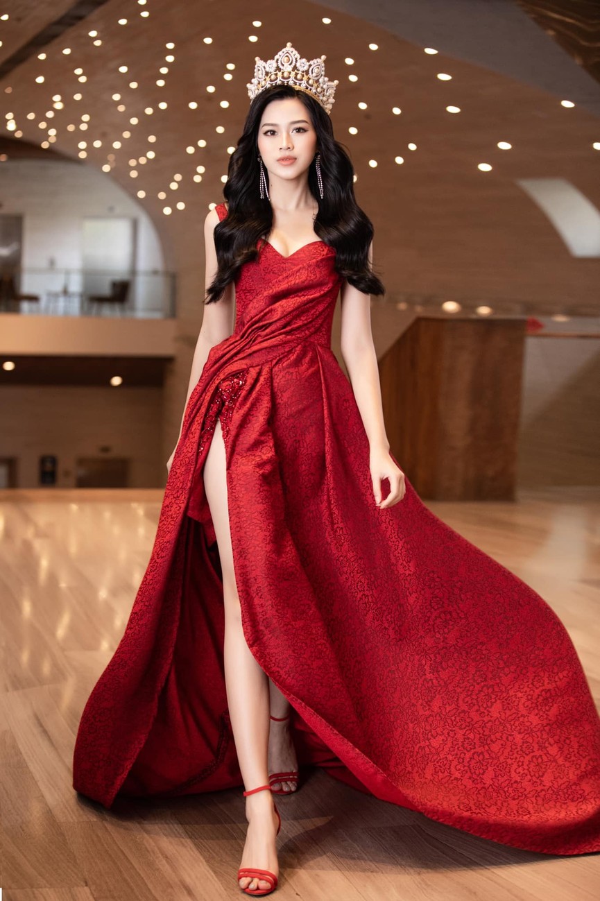 Hoa hậu Đỗ Thị Hà thần thái gợi cảm, quyền lực trong bộ đầm đỏ xẻ cao - ảnh 2