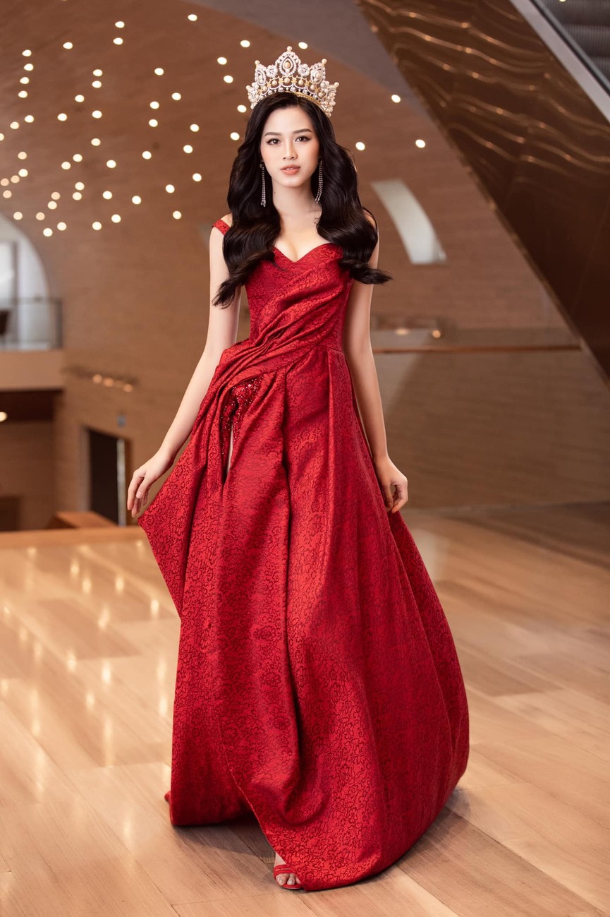 Hoa hậu Đỗ Thị Hà thần thái gợi cảm, quyền lực trong bộ đầm đỏ xẻ cao - ảnh 3