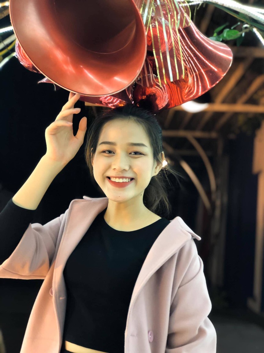Loạt ảnh mới nhí nhảnh đáng yêu của hoa hậu Đỗ Thị Hà ở trường đại học - ảnh 9
