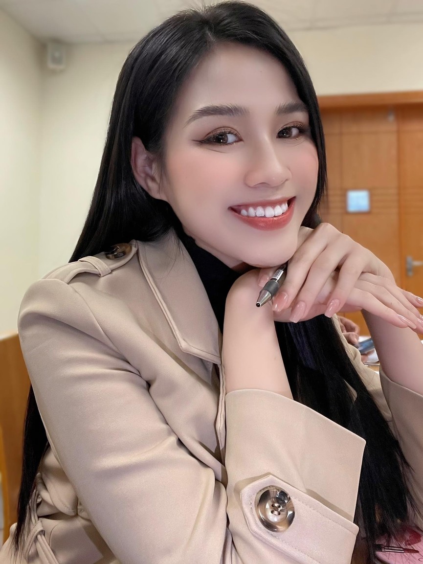 Loạt ảnh mới nhí nhảnh đáng yêu của hoa hậu Đỗ Thị Hà ở trường đại học - ảnh 1