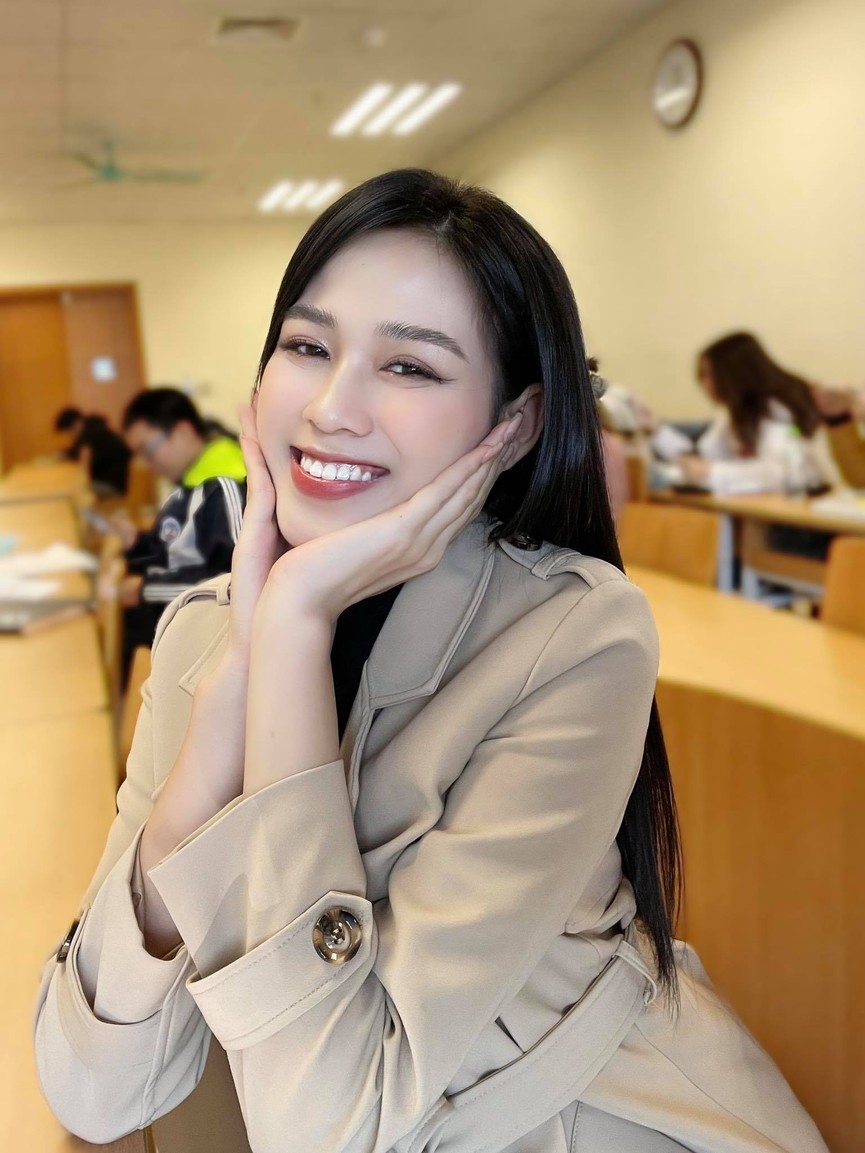 Loạt ảnh mới nhí nhảnh đáng yêu của hoa hậu Đỗ Thị Hà ở trường đại học - ảnh 2