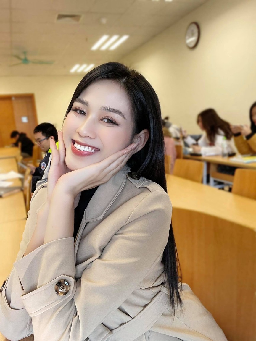 Loạt ảnh mới nhí nhảnh đáng yêu của hoa hậu Đỗ Thị Hà ở trường đại học - ảnh 3
