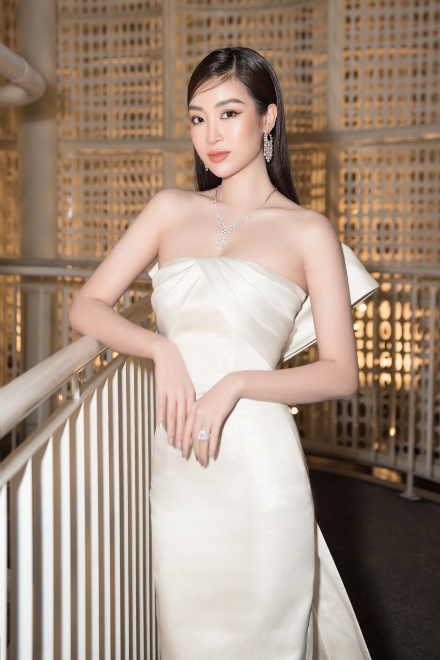 Đỗ Mỹ Linh mặc đầm cúp ngực nóng bỏng, ‘lấn át’ dàn hậu trẻ - ảnh 2