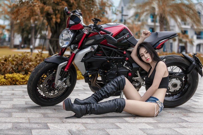 Người đẹp 9X 'đọ dáng' môtô phân khối lớn - ảnh 4